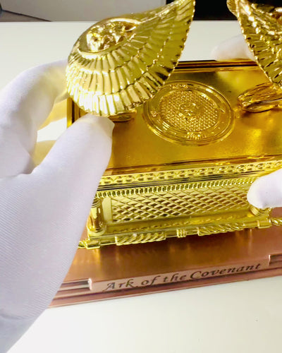 Réplica da Arca da Aliança Dourada – Arca Decorativa Estátua de Cobre em Tamanho XL 28x15.6x20 cm