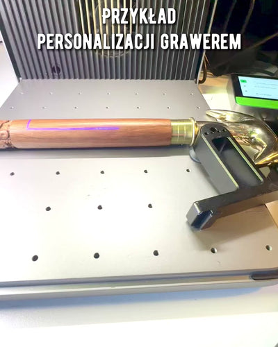 Bengala de Viagem Esculpida à Mão, para caminhar "Caminhante Real" em cor castanha com padrões