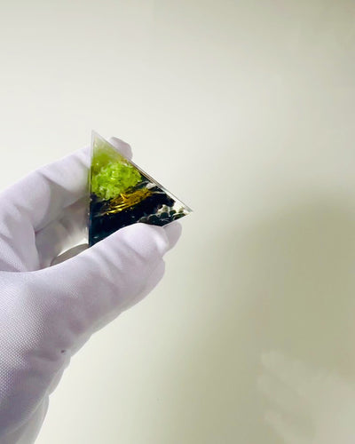 Pirâmide de Orgonite Reiki com Cristais Naturais - Símbolo Decorativo de Equilíbrio de Energia dos Chakras