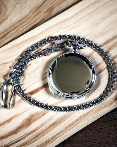 Bússola de Bolso Prateada em Estilo Retro com Padrão Vazado – Elegante e Prática. Gravura