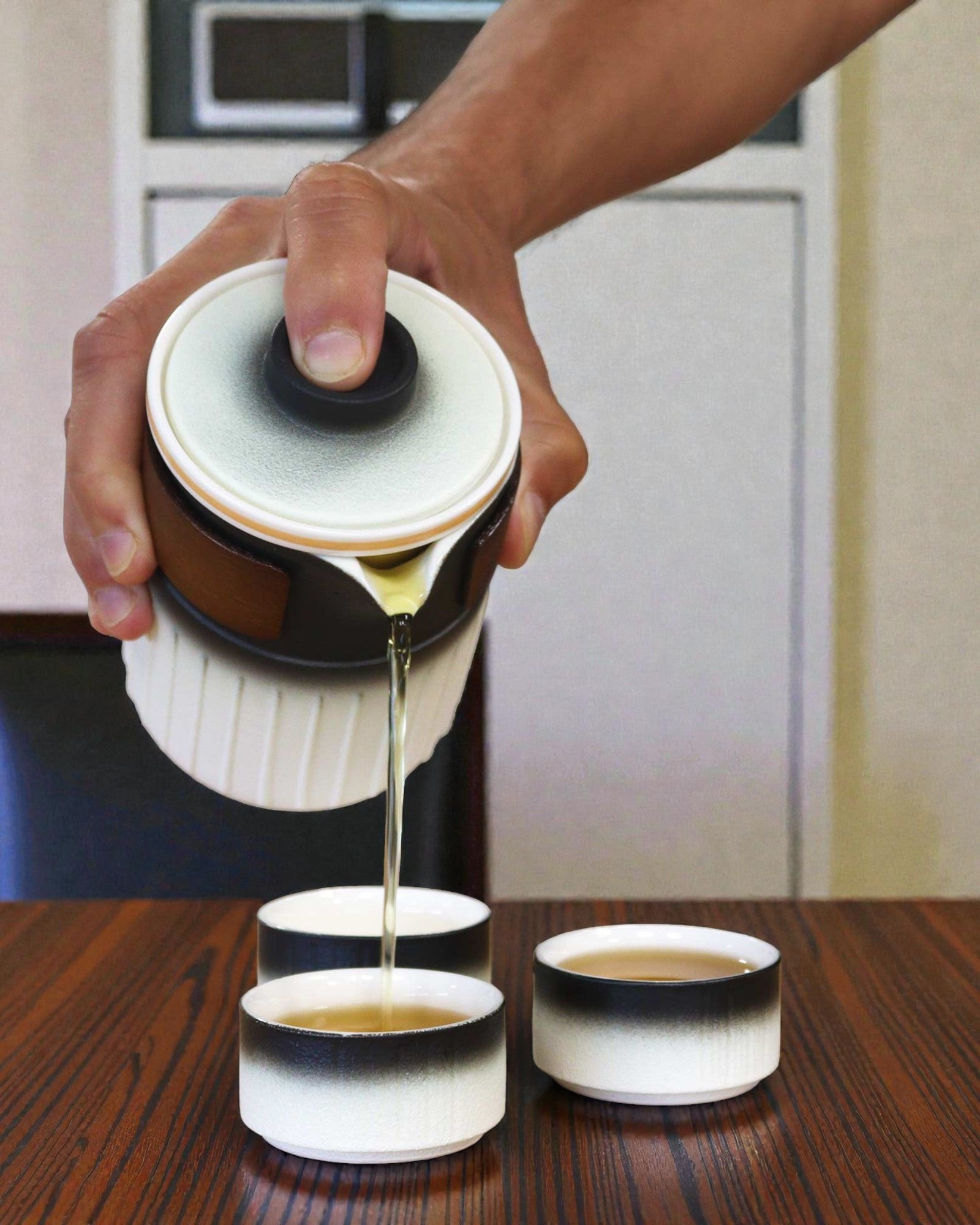 A Viagem de Três Amigos – Conjunto de Viagem em Cerâmica com Bule e 3 Copinhos