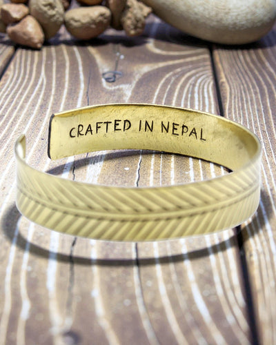 Pulseira Tibetana de Latão Folha Dourada – Tribal Larga